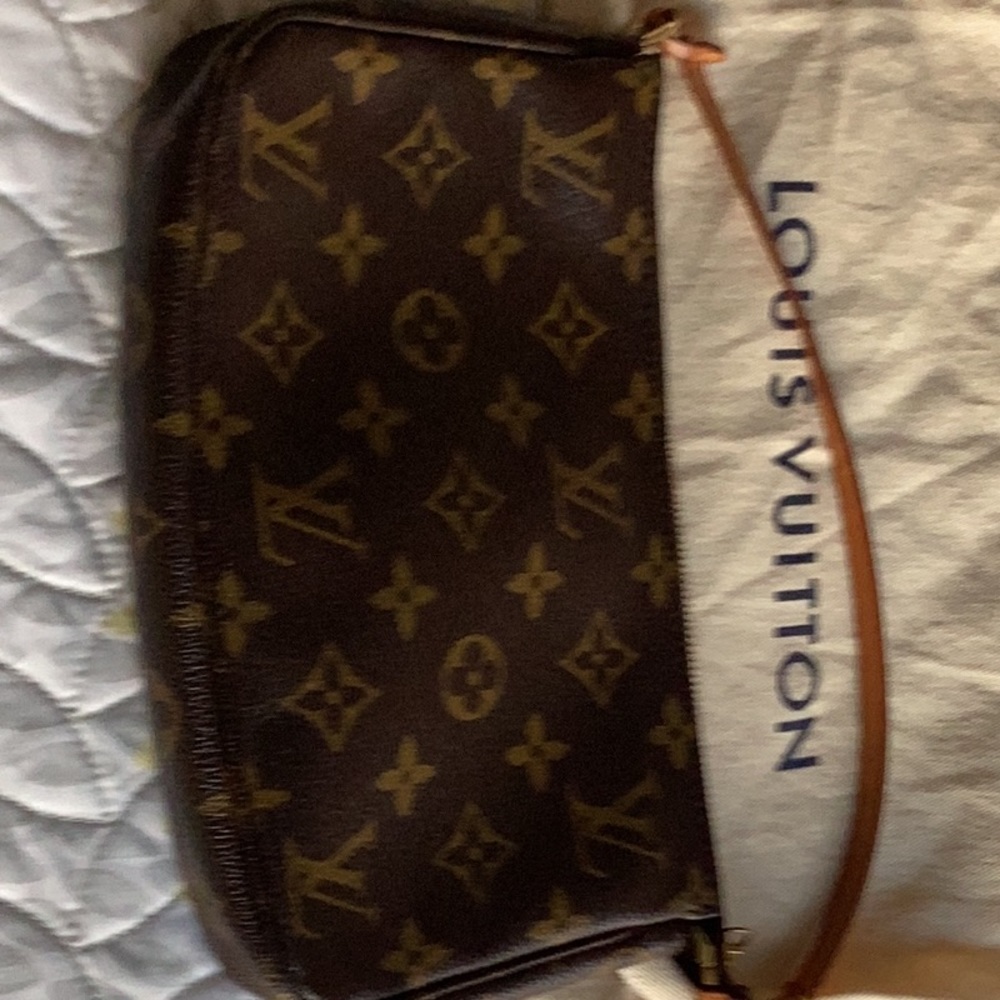100% Authentic Louis Vuitton pochette..